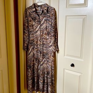 Long sleeve midi dress, long sleeve. Brown tones, button down.